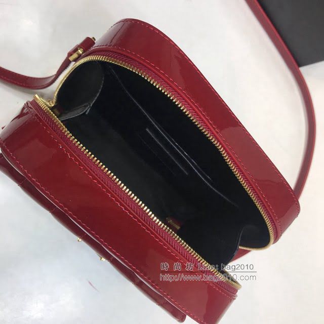 YSL爆款女士包包 聖羅蘭經典款Vicky絎縫漆皮相機包 YSL肩背斜挎包 555052  jjh1065